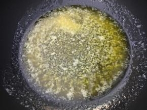 不粘锅里放入黄油，中火煮至融化。