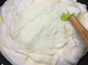 加入奶粉，继续不停翻炒至奶粉融化。