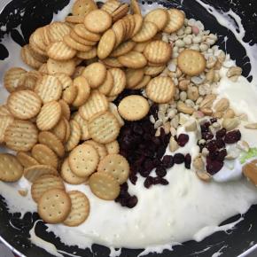 电磁炉调保温，倒入称量好的花生，腰果，蔓越莓干和小奇福饼干。