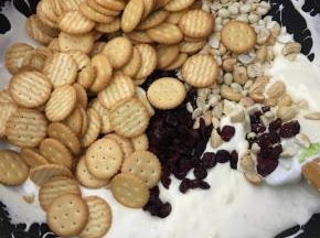 电磁炉调保温，倒入称量好的花生，腰果，蔓越莓干和小奇福饼干。