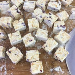 晾凉后用三能糖刀切成小块，再随意的粘上奶粉。