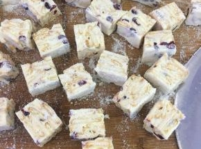 晾凉后用三能糖刀切成小块，再随意的粘上奶粉。