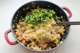 酸菜用清水漂洗一下，再攥干水分，切成末，加入到肉馅里面，把香菜也放进去。