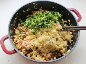 酸菜用清水漂洗一下，再攥干水分，切成末，加入到肉馅里面，把香菜也放进去。