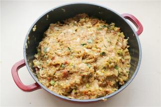 最后再混合均匀，酸菜包子馅就做好了，特别美味的包子馅。