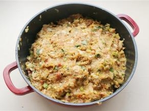 最后再混合均匀，酸菜包子馅就做好了，特别美味的包子馅。