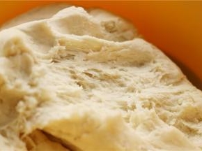 先发面，把面团材料混合在一起，揉成面团，放在温暖湿润的地方发酵至内部出现大量孔洞。