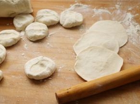 把面剂子按扁，再擀成边缘略薄，中间厚的面片，包子皮不要擀太薄，太薄了容易露馅，也不会太好看。