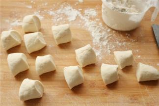 揉好的面团搓成长条，切成大小均匀的面剂子，大小根据你想做的包子的大小调整，我这个算是比较迷你的，比饺子略大一些。