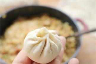 包子馅放进皮里，转着圈捏起来，包成包子，我自己也捏不好包子，多练习才能做好包子，这个没捷径。