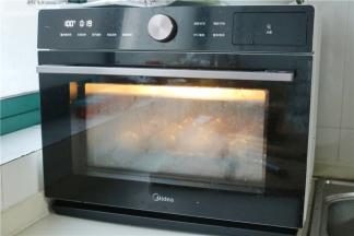 美的蒸烤箱选择鲜嫩纯蒸模式，蒸20分钟，包子就熟了，我做的包子不大，如果包子大，酌情多蒸一会。