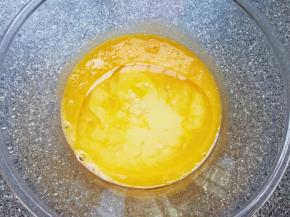 加入牛奶和玉米油，搅打至蛋黄、牛奶和玉米油完全融合。