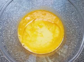 加入牛奶和玉米油，搅打至蛋黄、牛奶和玉米油完全融合。