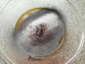 筛入混合好的竹炭粉和低筋面粉，用手动打蛋器呈“Z”字形来回搅动，切记不要转圈搅拌，以免起筋。