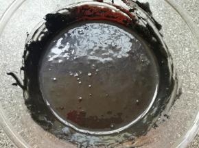 搅动至无干粉无颗粒，食材完全融合(如图)，放在一边备用。