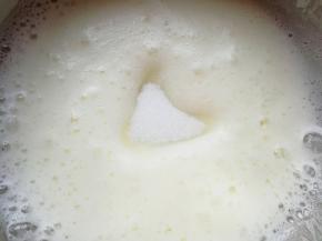 继续低速打发至泡沫细腻，第二次加入三分之一的细砂糖。