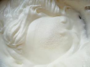 高速打发至出现明显的纹路，第三次加入最后三分之一的细砂糖。