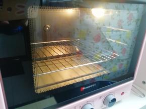 烤箱上下管150度预热。