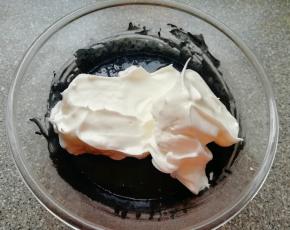 将打发好的蛋白分成三份，取中间的三分之一加入到蛋黄糊里面，用硅胶刮刀采用切拌和翻拌的方法混合均匀。