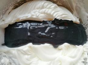 再把混合好的蛋黄糊倒回到剩下的三分之二蛋白里面，以同样的手法继续混合均匀。