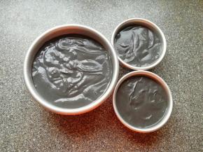 将混合好的蛋糕糊从模具的中间开始倒入模具里面，从高处垂直摔几下震出大气泡。