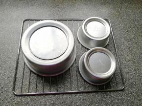 时间到，从烤箱里取出模具(注意烫手)，垂直摔一下震出热气，倒扣在晾网上，凉透之后翻过来脱模。