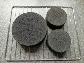 完整脱模的戚风蛋糕。