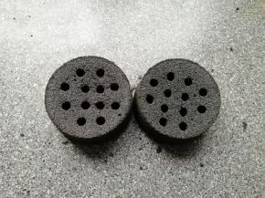 用粗吸管戳出蜂窝煤的孔洞，看看，是不是和真的蜂窝煤一样呢？