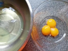 蛋清蛋黄分离(放蛋清蛋黄的容器必须无油无水保持干净）。