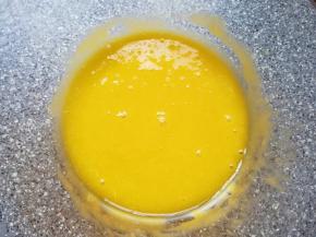 蛋清先放在一边，用手动打蛋器把蛋黄搅打均匀。