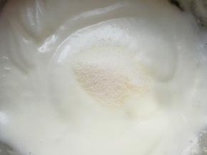 高速打发至出现明显的纹路，第三次加入最后三分之一的细砂糖。