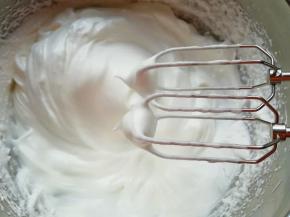 高速打发至提起打蛋器，打蛋器上的尖角坚挺竖立不弯。