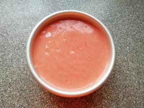 将混合好的蛋糕糊从模具的中间开始倒入模具里面，从高处垂直摔几下震出大气泡。