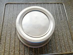 时间到，从烤箱里取出模具(注意烫手)，垂直摔一下震出热气，倒扣在晾网上，凉透之后反过来脱模。