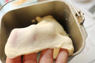 最后面团几乎就到了完全扩展状态了，做面包卷这个程度足够了。