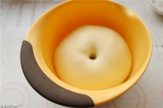 揉好的面团整理好，放进盆里，放在温暖湿润的地方开始发酵至2倍大。