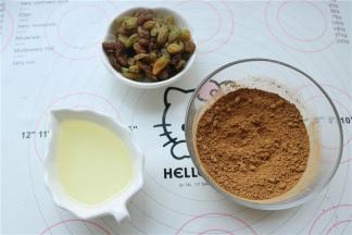 面团发酵的时候做肉桂糖，把肉桂粉和红糖混合就是肉桂糖，准备好葡萄干和玉米油，用黄油也可以，要提前融化。我这个葡萄干比较软，就不用提前泡了，如果太硬就泡一下，口感好。