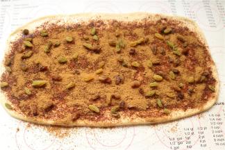 先刷一层玉米油，再撒上肉桂糖，最后撒上葡萄干。