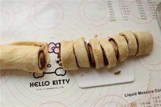 平均切成16份，不要太厚了，薄一些吃起来也没有负担，而且发酵过程中不会东倒西歪的。