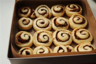 第二次发酵完成，胚子饱满有弹性，轻触会回弹。表面刷上配方外蛋液。