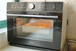 美的蒸烤箱，选择石窖烘烤模式，提前预热，160度烤20分钟即可。