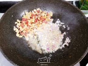 加入红葱头翻炒