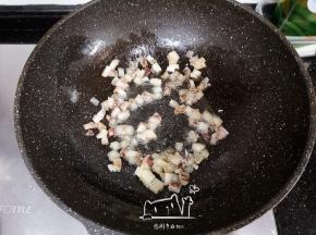 起油锅，放入腊肉翻炒