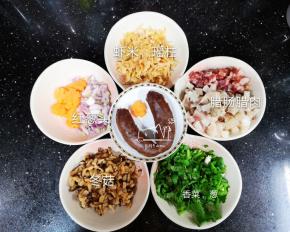 香肠腊肉、冬菇、虾米、红葱头切丁，瑶柱撕成丝，葱香菜切粒。切点红萝卜花点缀。