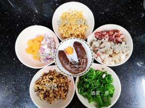香肠腊肉、冬菇、虾米、红葱头切丁，瑶柱撕成丝，葱香菜切粒。切点红萝卜花点缀。