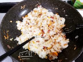 让配料和糯米饭充分混合。