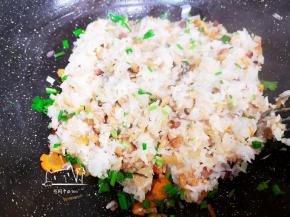 关火撒入葱花香菜拌匀。