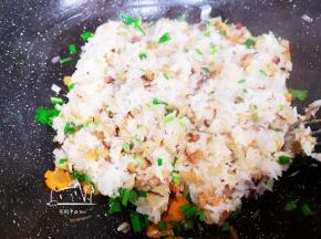 关火撒入葱花香菜拌匀。