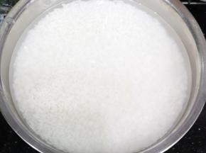 糯米洗净，用温水浸泡2个小时。