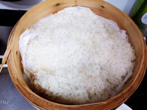 蒸笼用布铺上，把泡好的糯米直接放在蒸笼上，蒸至15分钟后，在糯米饭上均匀地淋上一点开水，继续蒸30分钟，至糯米饭已熟。如果你的糯米多，时间也应该增加。